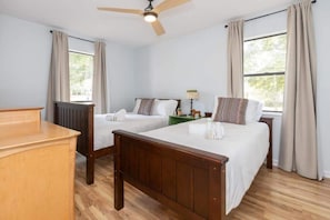 3 Schlafzimmer, Schreibtisch, Bügeleisen/Bügelbrett, WLAN