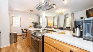 Køleskab, mikrobølgeovn, ovn, kogeplade