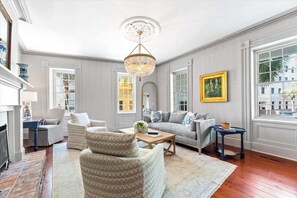 TV, offices - The Jacob Rabb House -Steps to the Historic Market (Charleston)