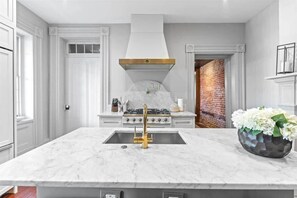 Fridge, microwave, oven, stovetop - The Jacob Rabb House -Steps to the Historic Market (Charleston)