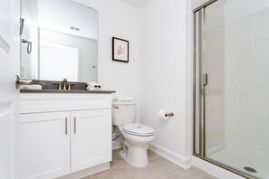 Badewanne, Haartrockner, Handtücher