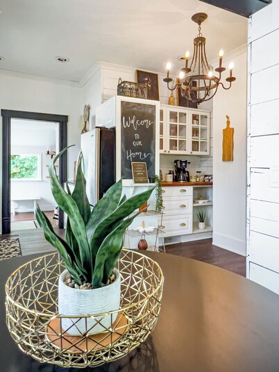 Cozy Modern Home Near WSU,  Pet-Friendly, Fast Wi-Fi & Fire Pit