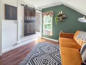 Smart TV, books, stereo