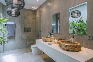 Villa de lujo | Baño | Regadera, secadora de cabello, toallas 