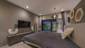 Un dormitorio moderno con una cama grande, un televisor montado en la pared y vistas a una piscina a través de la puerta de cristal.