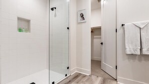 Baignoire, séchoir à cheveux, serviettes fournies