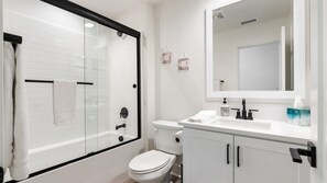 Baignoire, sèche-cheveux, serviettes fournies