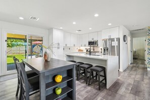 Réfrigérateur, four à micro-ondes, un four, surface de cuisson