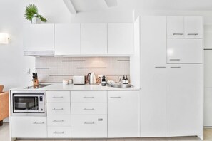 Frigorifero, microonde, forno, piano cottura