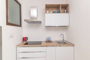 Apartament familiar, 2 dormitoris (Appartamento Rosmarino In The City) | Cuina bàsica privada | Frigorífic, placa de cuina i bullidora elèctrica 