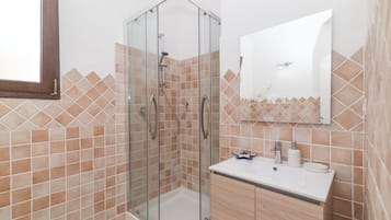 Family Apartment, Multiple Bedrooms (Appartamento Rosmarino In The City) | Bathroom