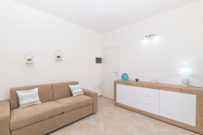 Departamento familiar, varias habitaciones (Appartamento Rosmarino In The City) | Área de sala de estar | Televisión de pantalla plana de 21 pulgadas con canales por cable 