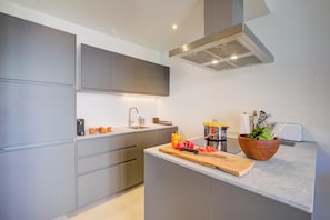 Standard Apartment, Multiple Bedrooms (Modern Apartment Lugano) | Private kitchen | Fridge, microwave, oven, stovetop - Modern Apartment Lugano (Lugano)
