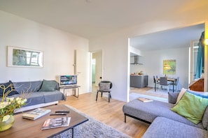 Standard Apartment, Multiple Bedrooms (Modern Apartment Lugano) | Living area | 21-inch Smart TV with cable channels - Modern Apartment Lugano (Lugano)