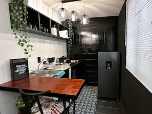 Design studio suite | Privékeuken | Een minikoelkast, een microgolfoven, een kookplaat, een espressoapparaat