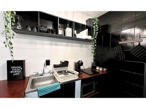 Design-studiosviitti | Yksityinen keittiö | Minijääkaappi, mikroaaltouuni, liesi, espressokone