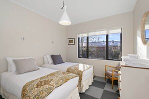 1 slaapkamer, een strijkplank/strijkijzer, wifi, beddengoed