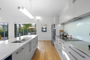 Fridge, oven, dishwasher, coffee/tea maker