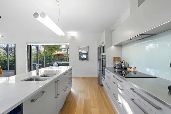 Refrigerador, microondas, horno, placa de cocina