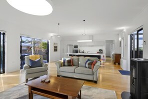 TV, fireplace - Small Sustainable House (Christchurch)