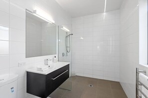 Een douche, een haardroger, handdoeken, shampoo