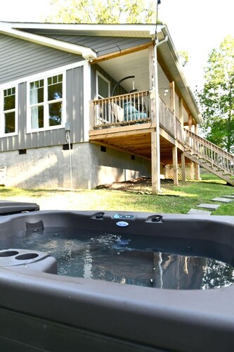 Hillside Retreat-Sleeps 8, Hot Tub, Fire Pit.