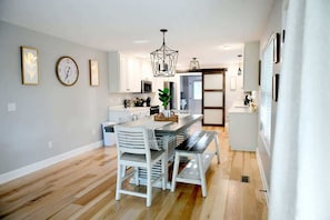 Dining - Hillside Retreat-Sleeps 8, Hot Tub, Fire Pit. (Rossville)