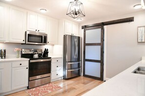 Réfrigérateur, four à micro-ondes, un four, surface de cuisson