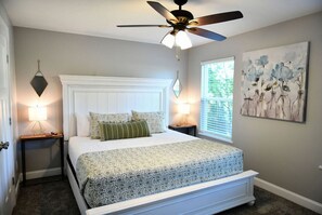 3 Schlafzimmer, Schreibtisch, Bügeleisen/Bügelbrett, Reisekinderbett