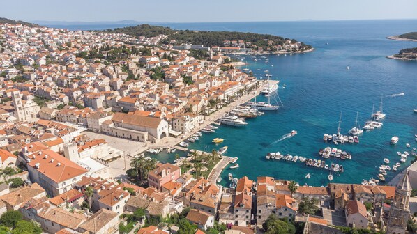 Marina - Brand new apt W balcony & perfect Seaview @ center (Hvar)