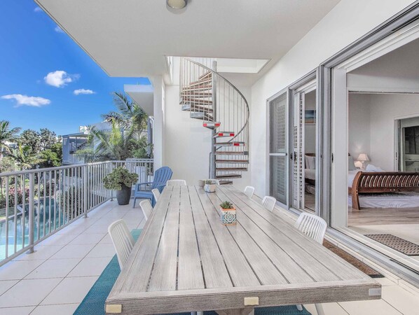 Outdoor dining - Drift Apartments - 3 Bedroom with Private Rooftop (Tweed)