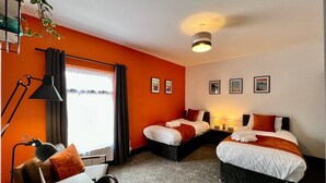 Skrivebord, strykejern/-brett, reiseseng for barn og wi-fi (inkludert)