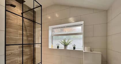Oxford House- Contractors, Family Holidays Welcome