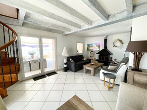 Een televisie, een open haard en boeken