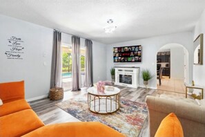 Una Smart TV, una chimenea