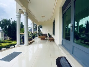 Outdoor dining - Affordable Homes Kigali (Kigali)