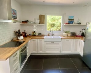 Frigorifero, forno, piano cottura, lavastoviglie