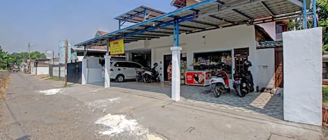 Vista frontal de la propiedad