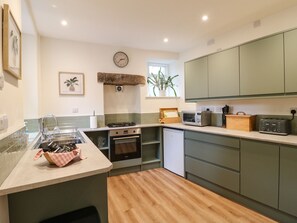Cottage | Private kitchen | Fridge, dishwasher, electric kettle, toaster - Knoll Cottage (Bakewell)