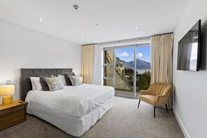 3 bedrooms, desk, iron/ironing board, travel cot