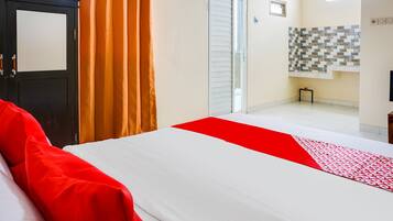 Kamar Double Standar | Ruang kerja ramah laptop, Wi-Fi gratis, dan seprai linen