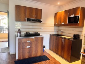 Kühlschrank, Kochgeschirr/Geschirr/Besteck