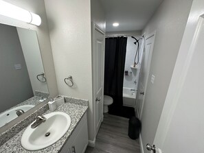 Toallas, jabón, champú y papel higiénico