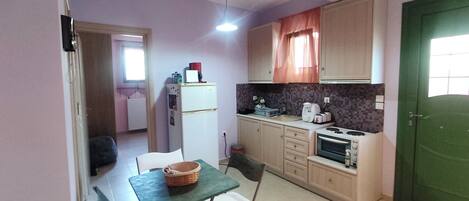 Refrigerador, horno, parrilla de estufa y cafetera y tetera