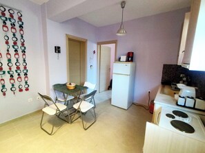 Fridge, oven, stovetop, coffee/tea maker