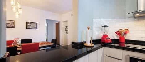 Een koelkast, een microgolfoven, een oven, een broodrooster