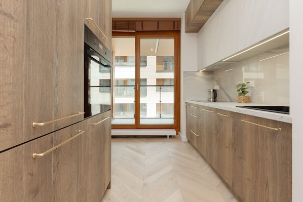 Oppvaskmaskin, vannkoker, kjøkkenutstyr og spisebord