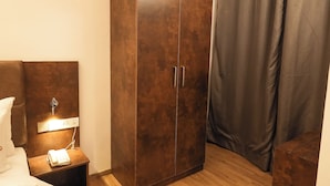 Kamar Superior | Meja kerja, ruang kerja ramah laptop, dan setrika/meja setrika