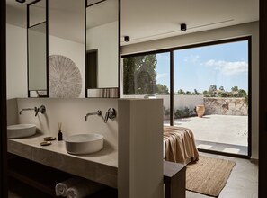 Een douche, een haardroger, handdoeken, zeep