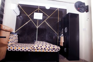 1 bedroom, bed sheets - Cosy Studio Apartment for Two People (Lagos)
